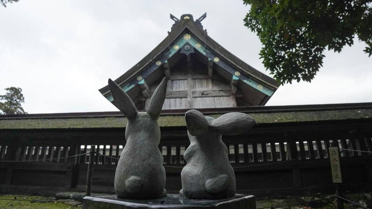 古い社殿の前に並ぶ二体の兎の石像