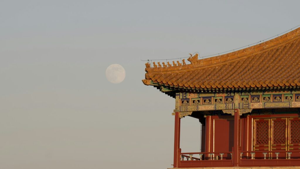 中国の古い宮殿の屋根と空に浮かぶ月