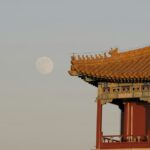 中国の古い宮殿の屋根と空に浮かぶ月