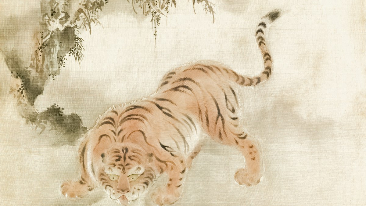 霧の山を歩く虎を描いた墨絵風の絵