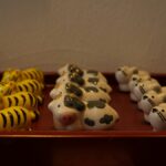 赤い盆に並んだ鼠・牛・虎の小さな置物