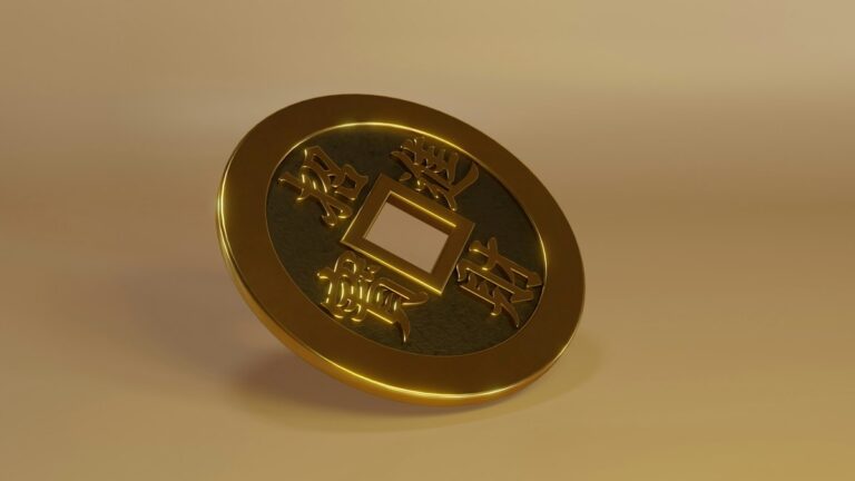 漢字が刻まれた四角い穴の古い銅銭