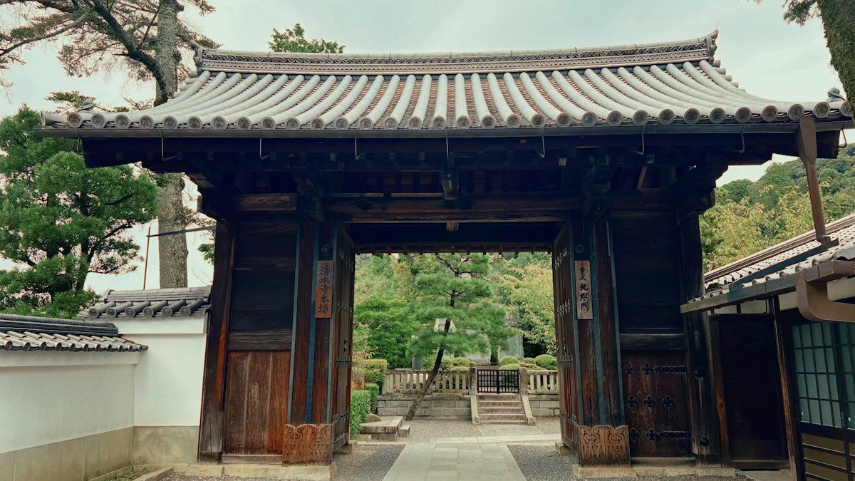 二本の太い木の柱が向き合う寺の山門