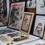 虎などの動物を描いた中国の水墨画と書画が並ぶ様子