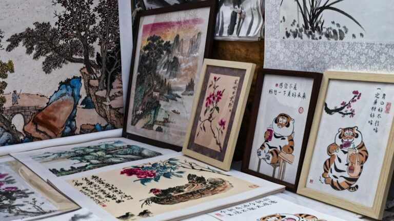 虎などの動物を描いた中国の水墨画と書画が並ぶ様子