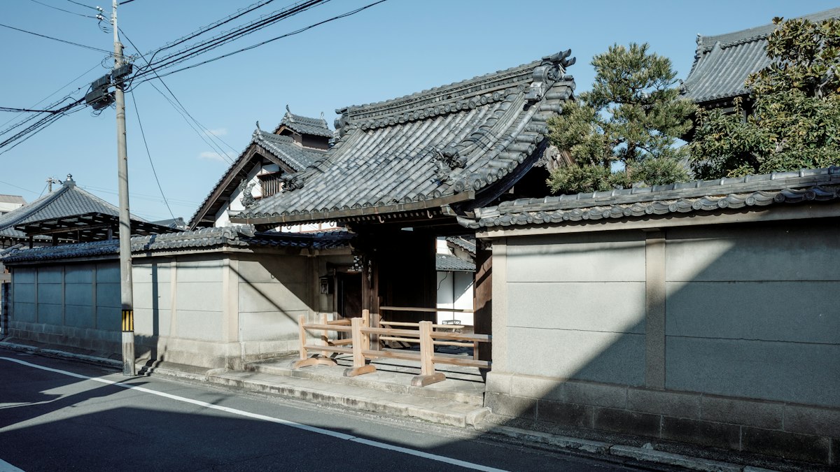 瓦屋根の古い日本家屋の門