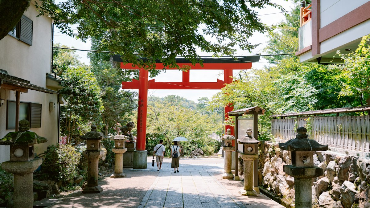 石灯籠が並ぶ鳥居へ続く参道