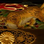 寺社の欄間に彫られた金色の虎