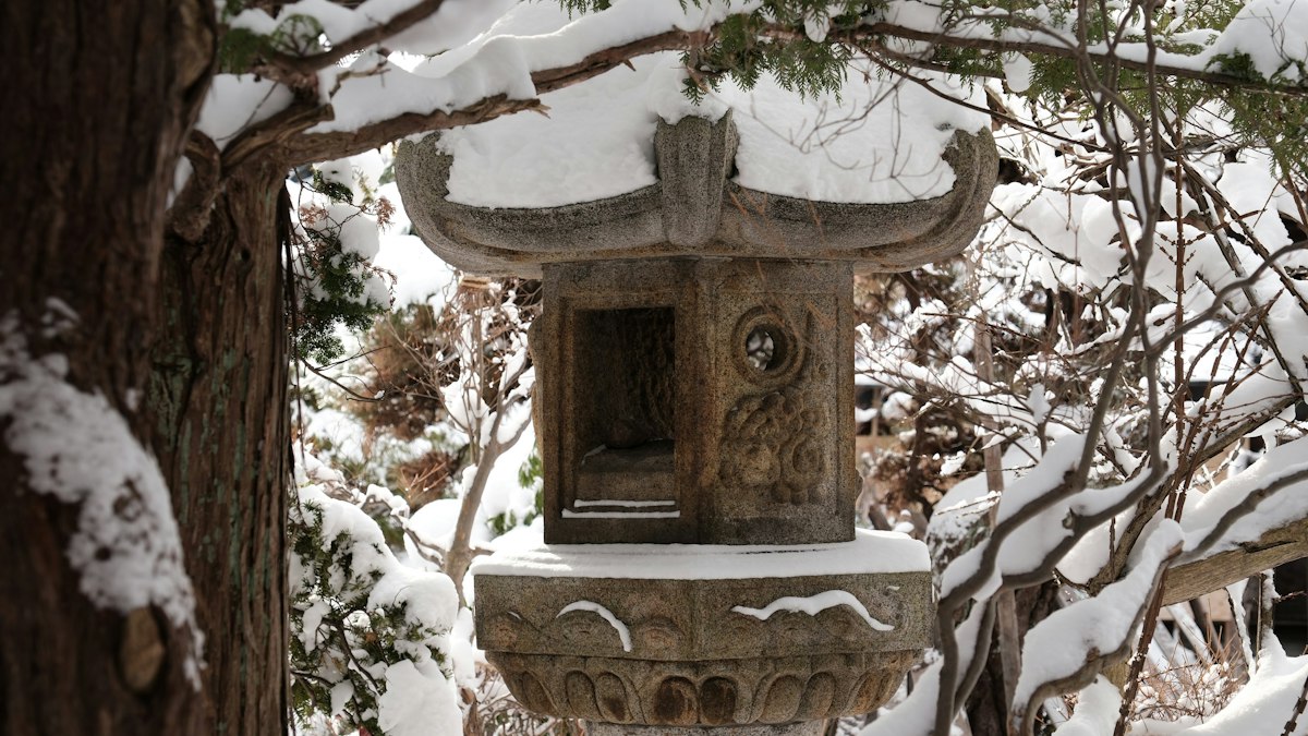 雪をかぶった石灯籠
