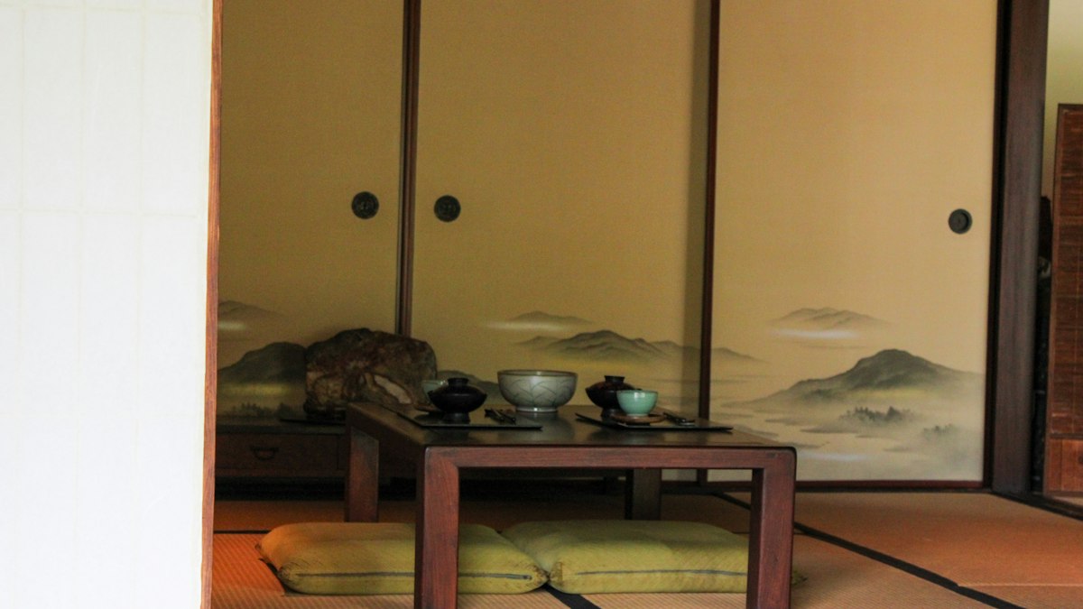座卓に茶器が並ぶ和室