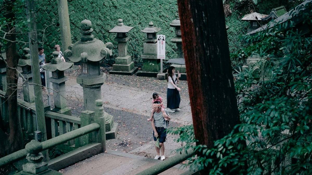 石灯籠が並ぶ神社の参道