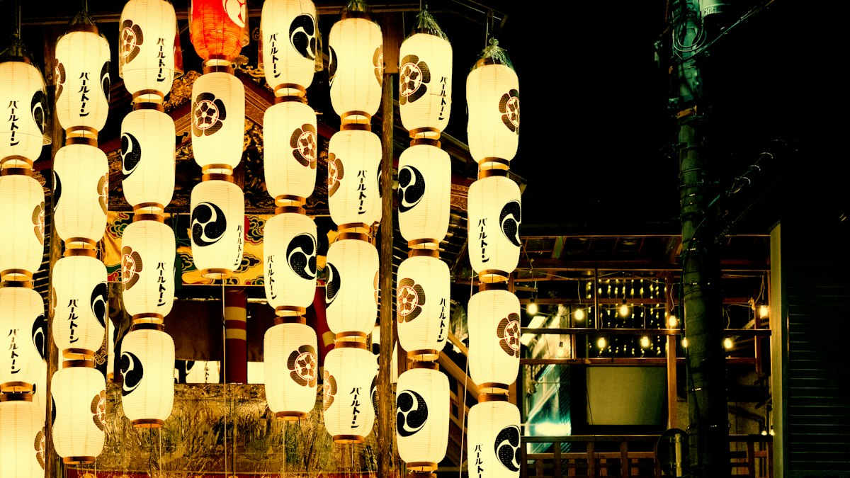 夏祭りの夜に灯る提灯の列