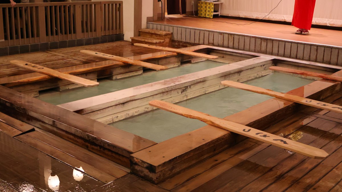 木枠で仕切られた温泉の湯