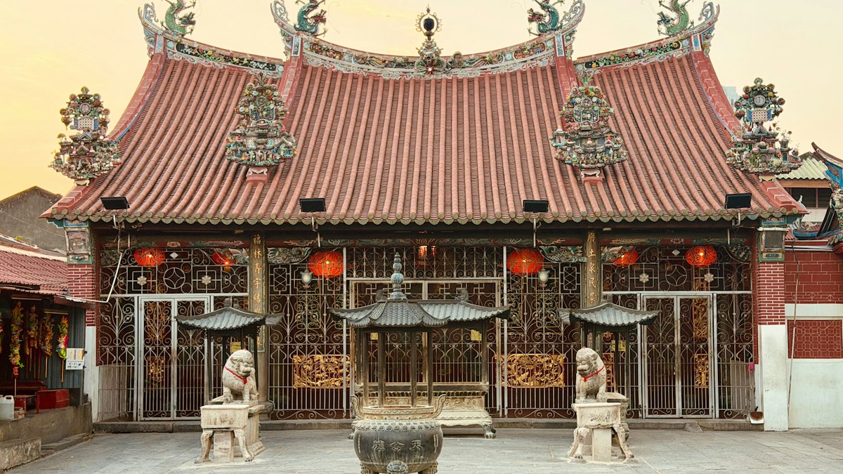 香炉と獅子像が並ぶ中国の古い廟
