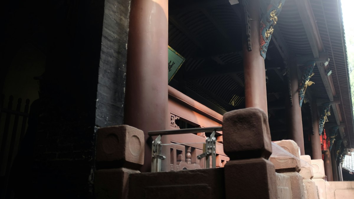 古い寺の木の柱と欄干