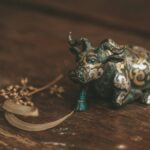 木の台に置かれた青銅の牛の置物