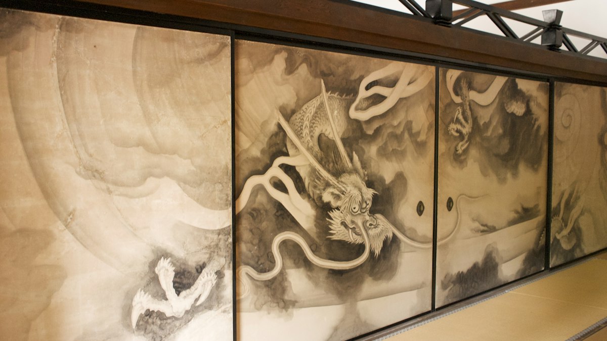 寺のふすまに描かれた雲龍図