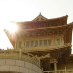 日の光を背にした金色の楼閣