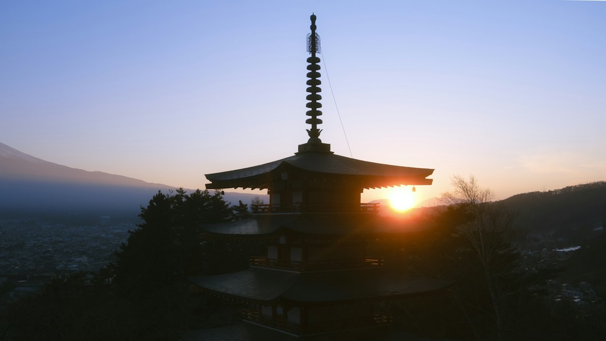 夕日を背にした五重塔のシルエット