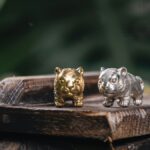 木の台に仲良く並ぶ金と銀の寅の置物
