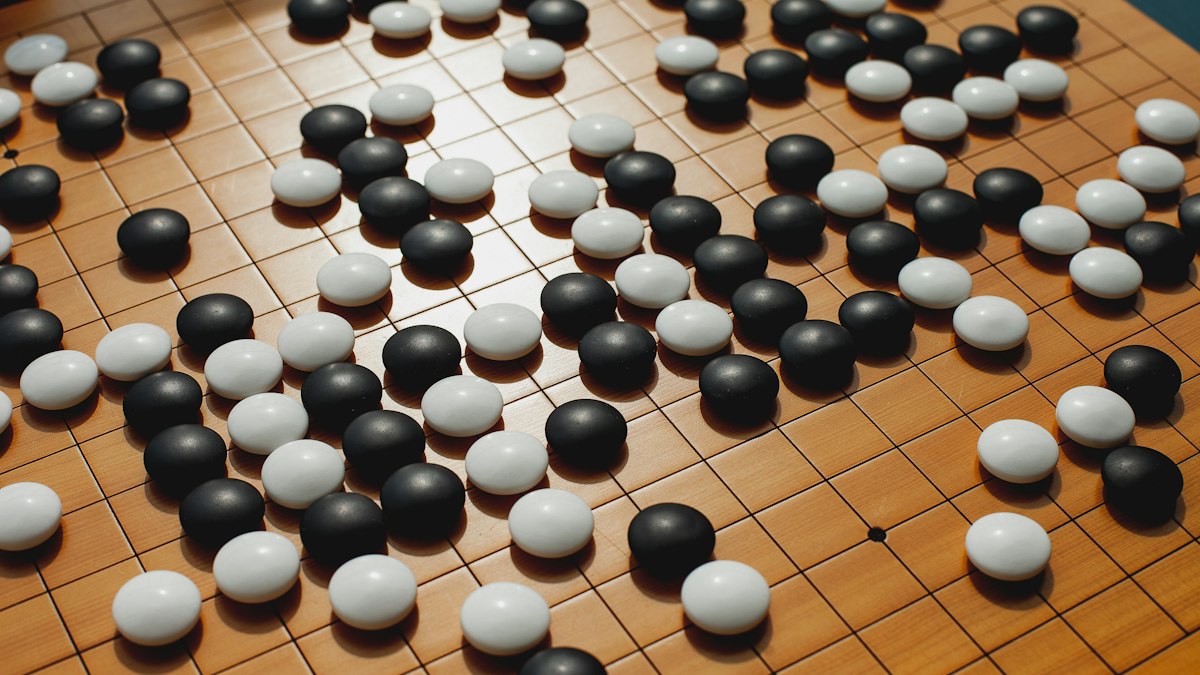 碁盤に並ぶ白と黒の碁石
