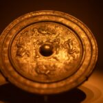 干支の動物が円く彫られた古代中国の銅鏡