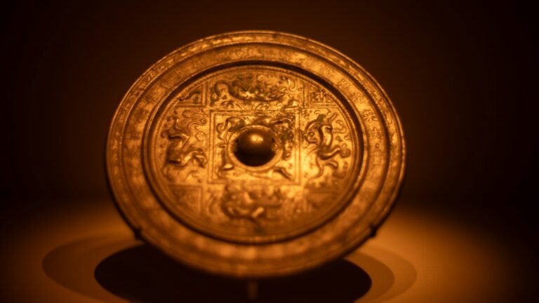 干支の動物が円く彫られた古代中国の銅鏡