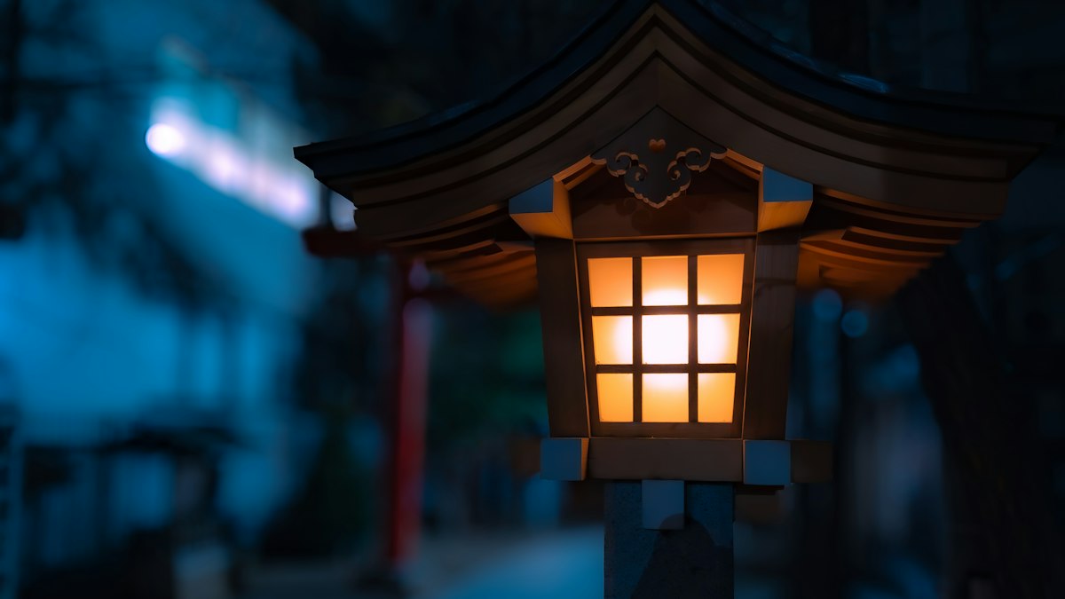 夕闇の神社に灯る木の灯籠