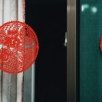 扉に飾られた干支の動物と福の字の赤い切り絵