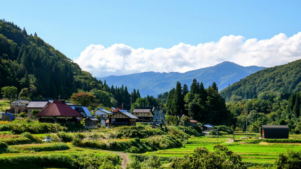 山あいの田畑と日本の山里の風景