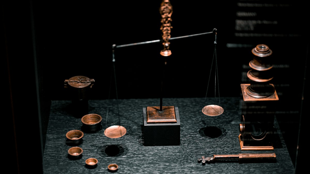古い天秤と分銅が並ぶ展示