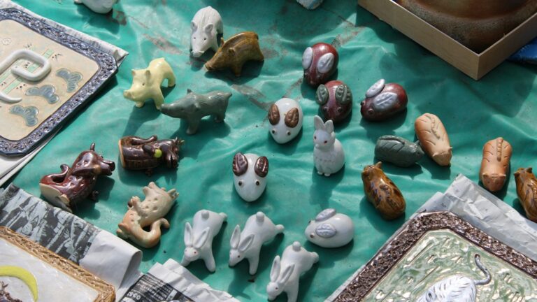 布の上に並ぶ十二支の動物の小さな置物