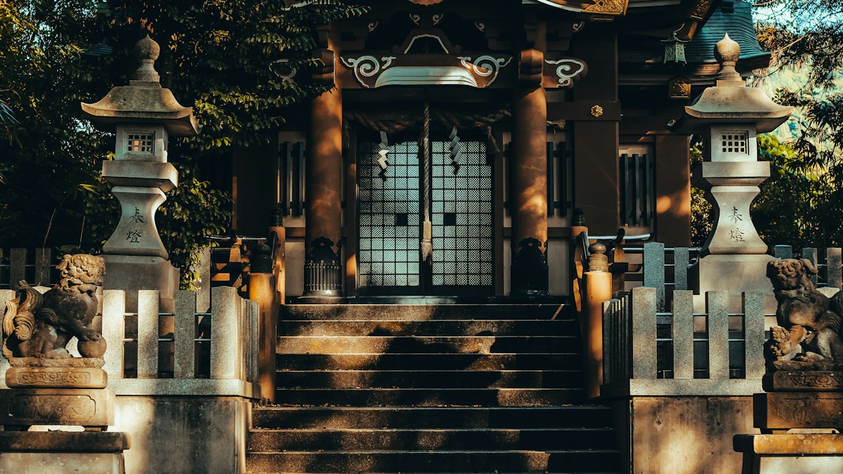 石灯籠と狛犬が並ぶ神社の石段