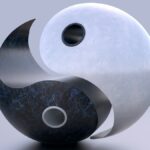 白と黒の石を組み合わせた立体の太極図