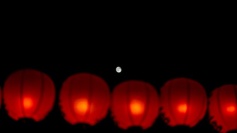 夜空の月と並んで灯る赤い提灯