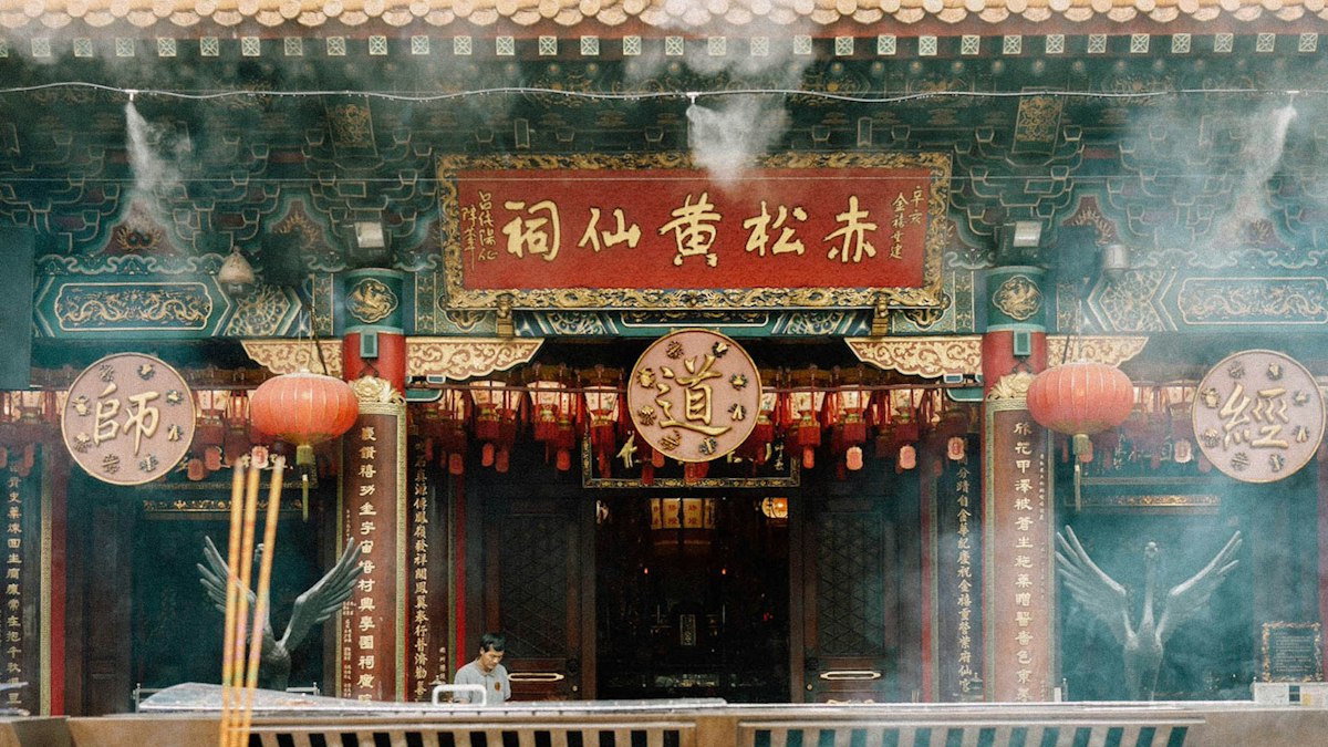 線香の煙が立ちこめる中国の廟の正面