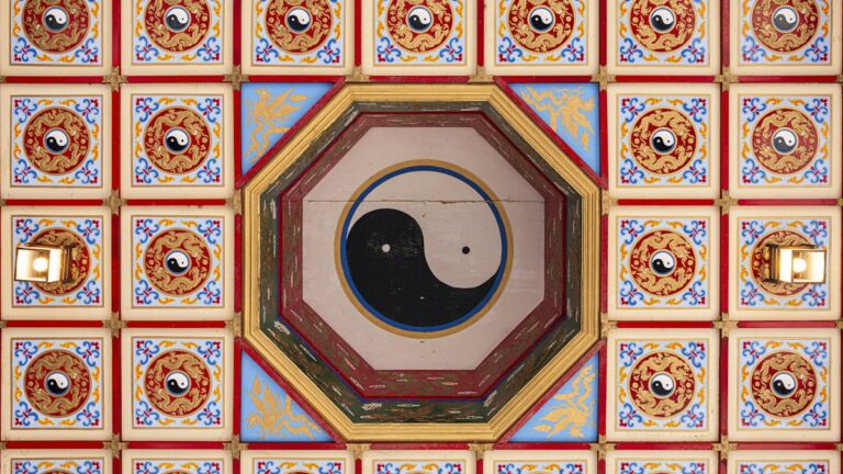 八角の枠に太極図を描いた寺院の天井