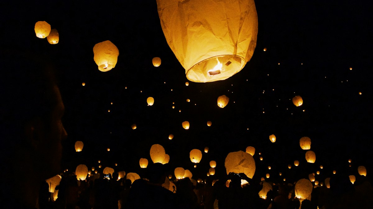 夜空に灯る無数のランタン