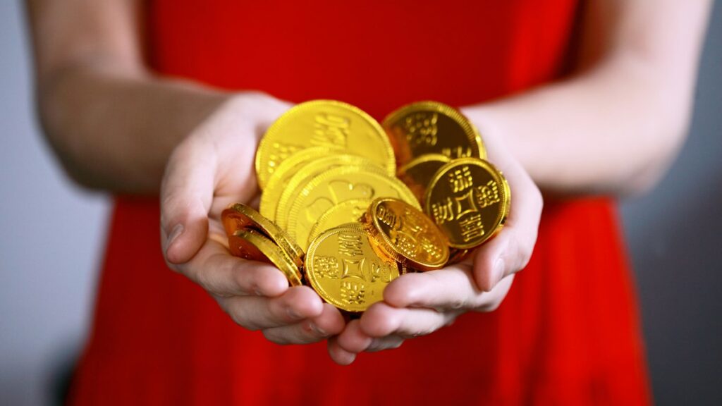 両手からこぼれそうなほどの金色の古銭