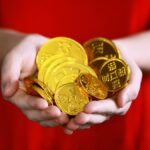 両手からこぼれそうなほどの金色の古銭