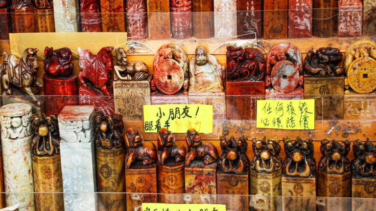 十二支の動物を彫った伝統的な石の印章が並ぶ様子