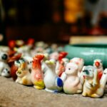 棚に並ぶ十二支の動物の焼き物の置物