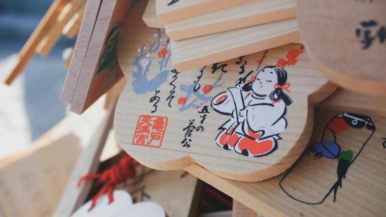 絵と朱印が描かれた神社の絵馬